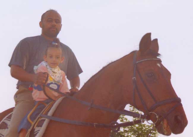 Leah reitet zusammen mit ihrem Vater.